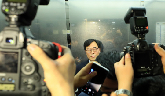 김기식 금융감독원장이 16일 오후 서울 마포구 저축은행중앙회에서 열린 저축은행 최고경영자 간담회를 마치고 나서자 취재진이 둘러 싸 경쟁을 벌이고 있다.